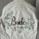 Biała kurtka jeansowa Bride to Be z ręcznym haftem kwiatowym