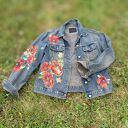 Jeansowa kurtka z haftem i aplikacjami maki