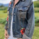 Jeansowa kurtka z haftem i aplikacjami maki