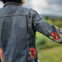 Jeansowa kurtka z haftem i aplikacjami maki