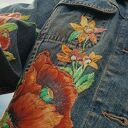 Jeansowa kurtka z haftem i aplikacjami maki