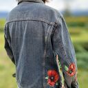 Jeansowa kurtka z haftem i aplikacjami maki