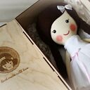 Aniołek amelia w czekoladowych włosach