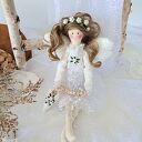 biała anielica z brokatowymi skrzydełkami