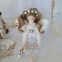 biała anielica z brokatowymi skrzydełkami