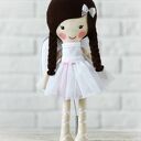 Aniołek amelia w czekoladowych włosach