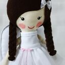 Aniołek amelia w czekoladowych włosach