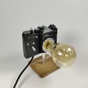 Lampka z aparatu fotograficznego - retro dekoracja, która zachwyca pasjonatów fotografii
