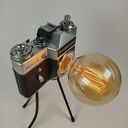 Lampka z aparatu fotograficznego - retro oświetlenie na biurko