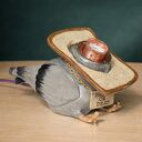 Lampa ceramiczna BREAD OR DEAD - gołąb z kromką chleba Monifaktura do Twojego wnętrza