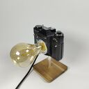 Lampka z aparatu fotograficznego - retro dekoracja, która zachwyca pasjonatów fotografii