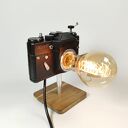 Lampka z aparatu fotograficznego - retro dekoracja, która zachwyca pasjonatów fotografii