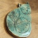Kotek z liściem - ceramiczny magnes na lodówkę dla jesieniary