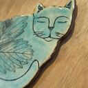 Kotek z liściem - ceramiczny magnes na lodówkę dla jesieniary