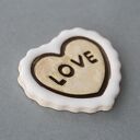 Love - ceramiczny magnes na lodówkę w odcieniach bieli, beżu i brązu