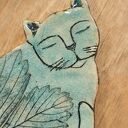 Kotek z liściem - ceramiczny magnes na lodówkę dla jesieniary