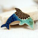 Ceramiczny delfin - magnes na lodówkę