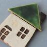 skandynawski magnes ceramiczny domek w odcieniach zieleni, beżu i brązu design