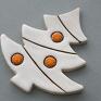 Magnes ceramiczny CHOINKA w odcieniach bieli, pomarańczu i brązu. Dekoracja