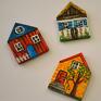 ręcznie malowane prezent zestaw zawierający trzy magnesy w kształcie domków. na upominek