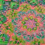 Mandala mozaikowa składająca się z wielu mniejszych i większych kwadracików, jest ich ponad sto. Kolorowy obraz