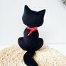 czarne maskotki siedzący kot kotek pluszowa przytulanka