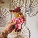 Mała przytulanka w sweterku z plecakiem