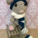 Myszka na sankach - szydełkowa maskotka amigurumi 11 cm