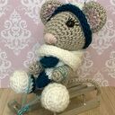 Myszka na sankach - szydełkowa maskotka amigurumi 11 cm