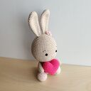 Króliczek z serduszkiem - ręcznie szydełkowana maskotka 18 cm