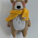 Miś z szalikiem z włóczki