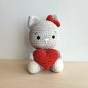 Kotek z czerwonym serduszkiem na szydełku - walentynkowa maskotka handmade