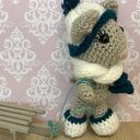Myszka na sankach - szydełkowa maskotka amigurumi 11 cm
