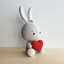 Króliczek z czerwonym serduszkiem na szydełku