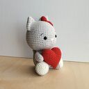 Kotek z czerwonym serduszkiem na szydełku - walentynkowa maskotka handmade