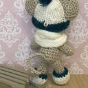 Myszka na sankach - szydełkowa maskotka amigurumi 11 cm