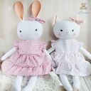 Króliczek Sara - przytulanka 39 cm w sukience w kwiaty z falbankami, róż retro