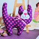 Uśmiechnięty kotek Śliweczka 20 cm - bezpieczna maskotka handmade na chrzest i roczek