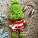 Świąteczny Grinch na szydełku - ręcznie robiona maskotka