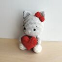 Kotek z czerwonym serduszkiem na szydełku - walentynkowa maskotka handmade