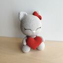 Kotek z serduszkiem - szydełkowa maskotka handmade