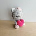 Kotek z różowym serduszkiem - szydełkowa maskotka handmade