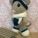 Myszka na sankach - szydełkowa maskotka amigurumi 11 cm