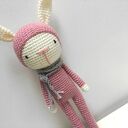 Różowy Królik w śpioszkach Maskotka przytulanka szydełkowa