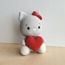 Kotek z czerwonym serduszkiem na szydełku - walentynkowa maskotka handmade