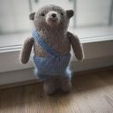 Miś dziergany ręcznie w ubranku - wyjątkowa maskotka handmade
