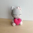 Kotek z różowym serduszkiem - szydełkowa maskotka handmade