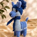 Alpaka amigurumi - szydełkowa maskotka z czapką i szalikiem