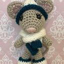 Myszka na sankach - szydełkowa maskotka amigurumi 11 cm