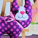 Uśmiechnięty kotek Śliweczka 20 cm - bezpieczna maskotka handmade na chrzest i roczek